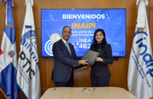 El ingeniero Armando García y la licenciada Berlinesa Franco durante la firma del convenio. (1)
