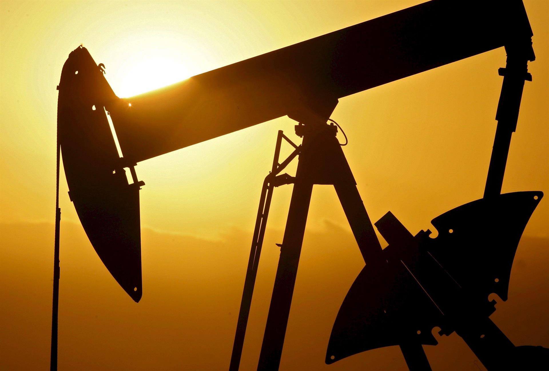 El petróleo de Texas baja un 0,4 % y cierra en 71,65 dólares el barril
