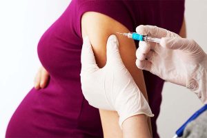 Llaman a las embarazadas a vacunarse contra el COVID-19