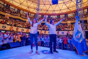 Paliza y Carolina arrasan en cierre de campaña en Coliseo Teo Cruz